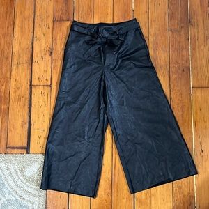 Lysse - Black Pleather capri size small pants